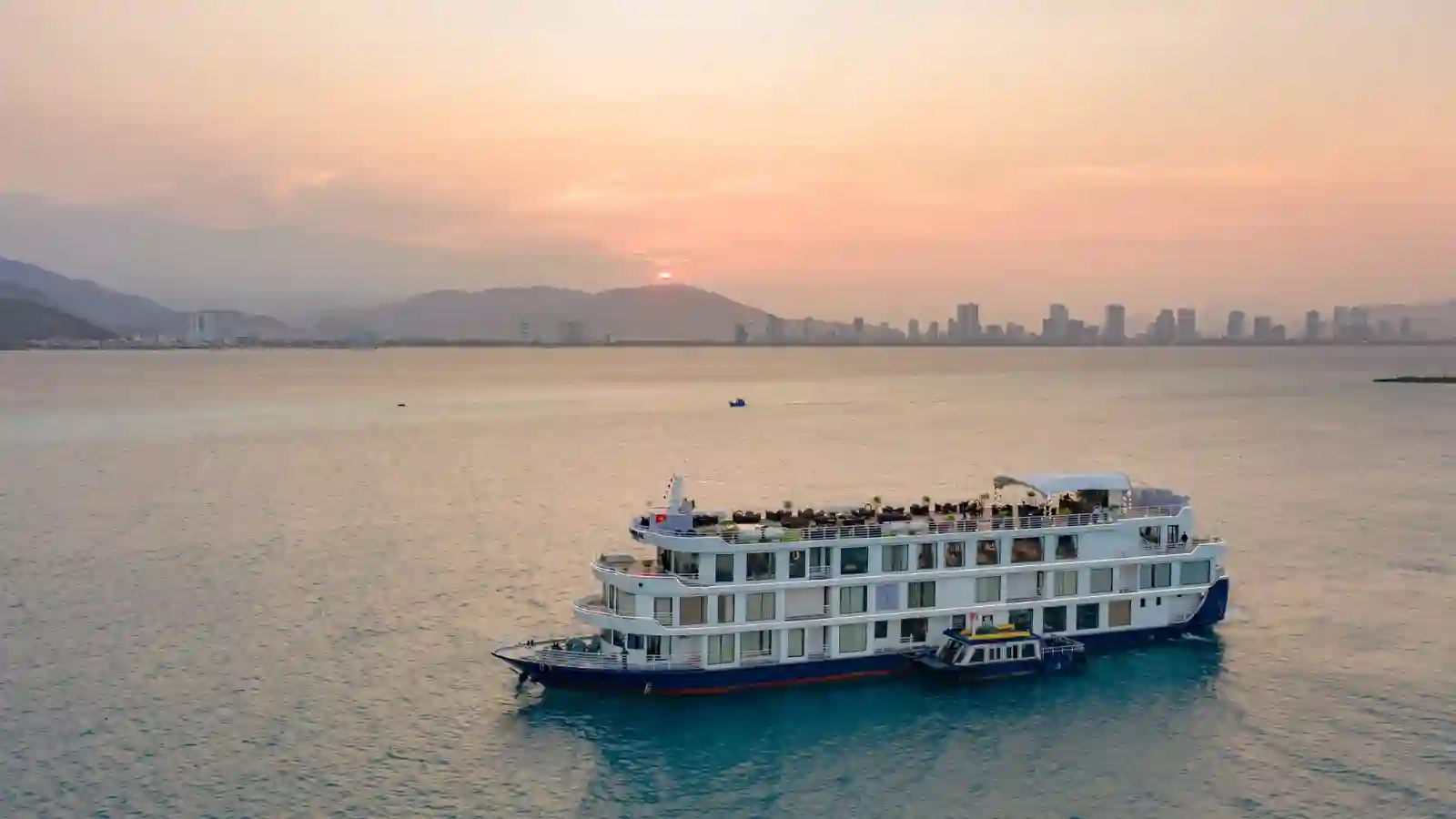 Tour du thuyền Sealife ngắm hoàng hôn